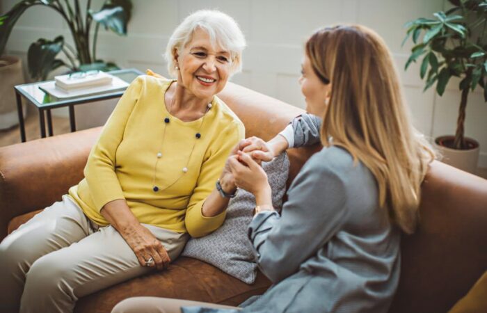 Mãe e filha sentadas no sofá a conversar sobre herança