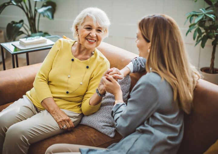 Mãe e filha sentadas no sofá a conversar sobre herança
