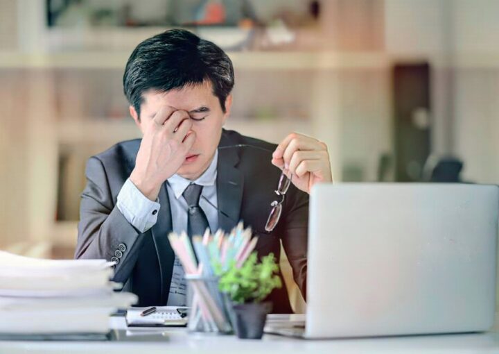 empresario com a mão na cabeça derivado à insolvência de empresa