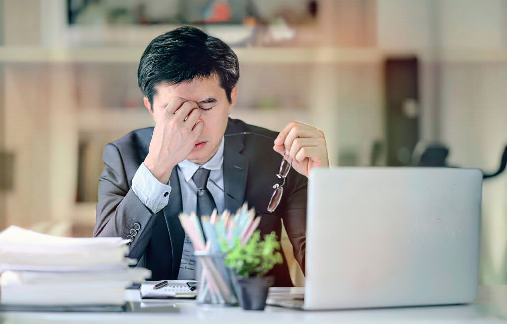 empresario com a mão na cabeça derivado à insolvência de empresa