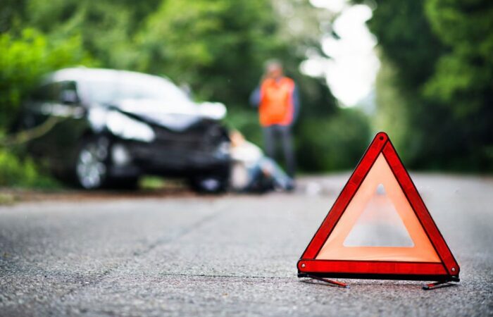Acidente de viação com um ferido e o carro batido