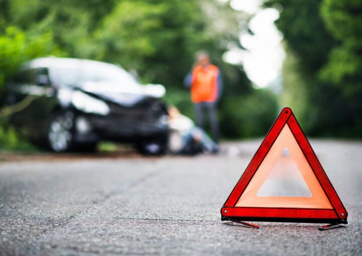 Acidente de viação com um ferido e o carro batido