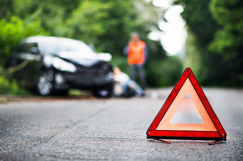 Acidente de viação com um ferido e o carro batido