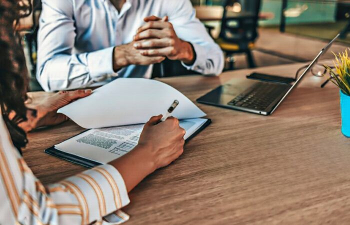 advogado de seguros a conversar com cliente