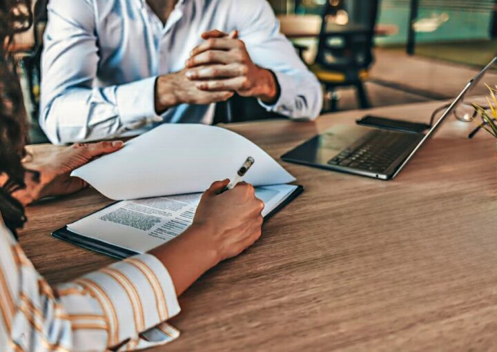 advogado de seguros a conversar com cliente