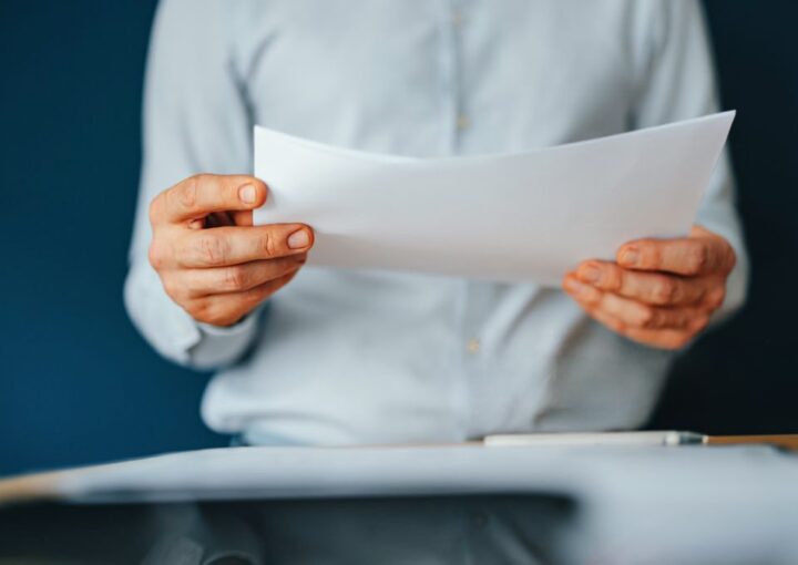 Homem a ler uma carta do tribunal de braga