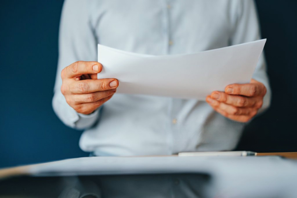 Homem a ler uma carta do tribunal de braga