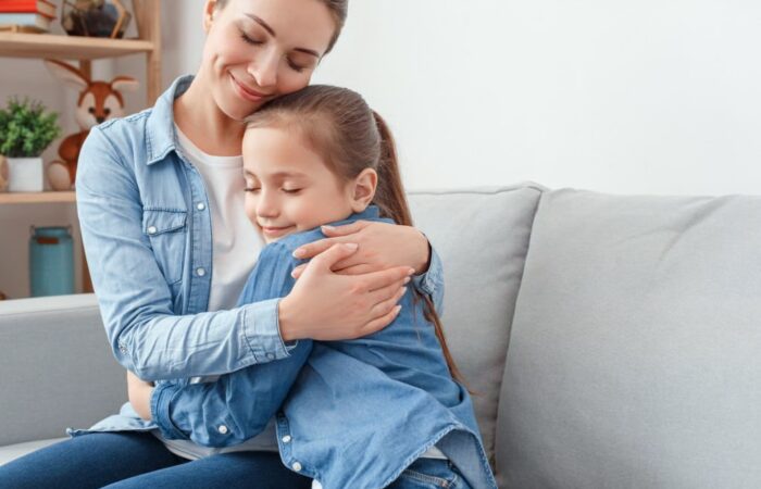 Mãe a segurar a filha depois de um divórcio amigável em portugal.