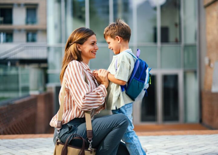 Mãe divorciada leva o filho à escola.