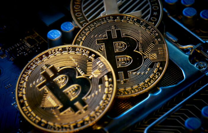 Dois bitcoins como representação da tributação de criptomoedas