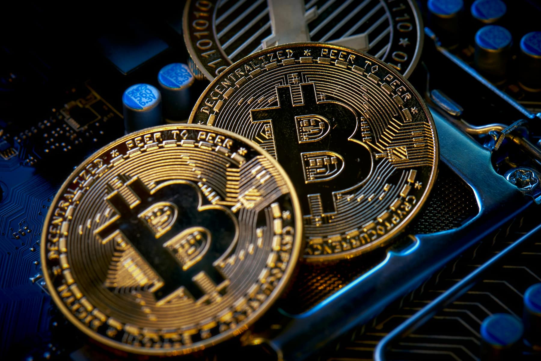 Dois bitcoins como representação da tributação de criptomoedas