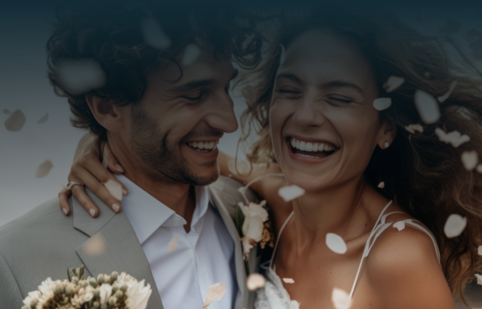 Casal de noivos sorridentes abraçados sob uma chuva de pétalas brancas, simbolizando o sucesso de um processo de casamento por procuração.