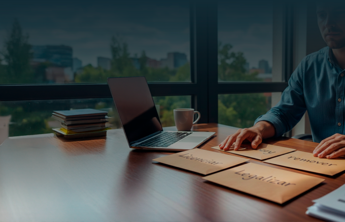 Três envelopes sobre uma mesa de escritório com os títulos "Licenciar", "Legalizar" e "Remover", representando opções estratégicas para uma empresa sob luz natural.