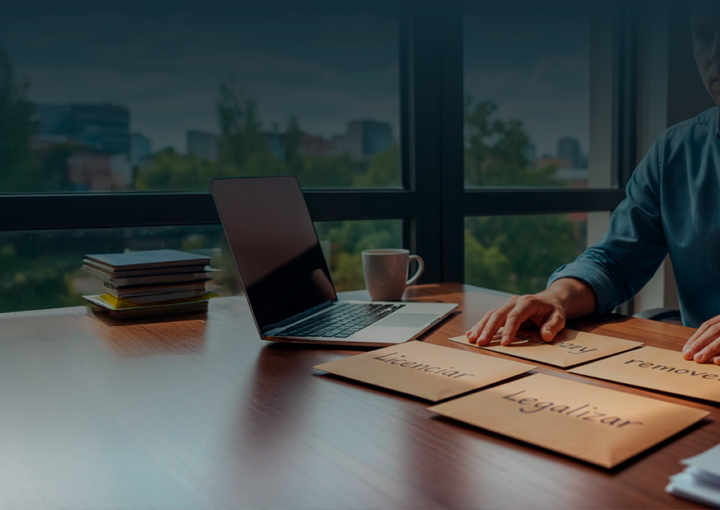Três envelopes sobre uma mesa de escritório com os títulos "Licenciar", "Legalizar" e "Remover", representando opções estratégicas para uma empresa sob luz natural.