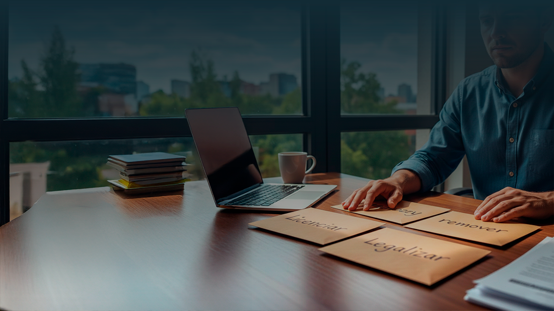 Três envelopes sobre uma mesa de escritório com os títulos "Licenciar", "Legalizar" e "Remover", representando opções estratégicas para uma empresa sob luz natural.