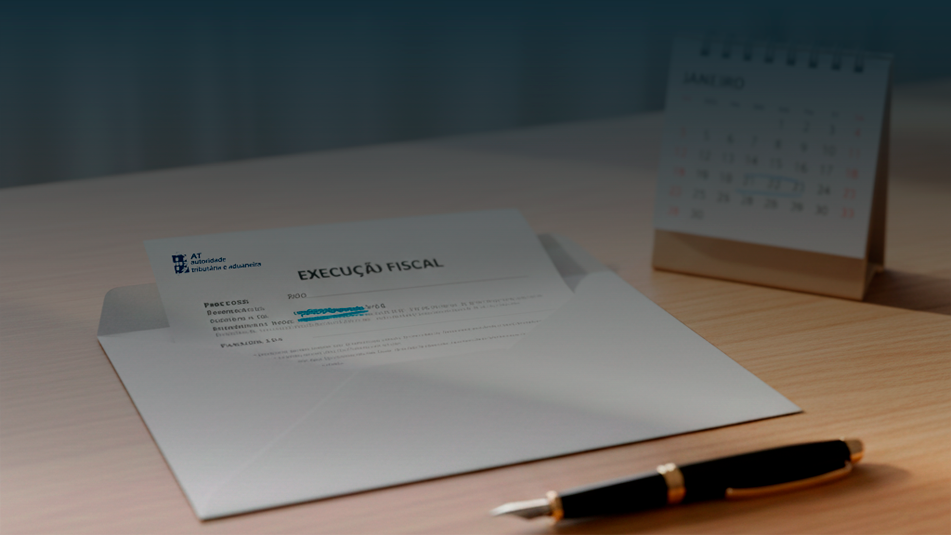 Envelope das Finanças aberto sobre uma secretária, com um documento de execução fiscal visível e um calendário de mesa ao lado.