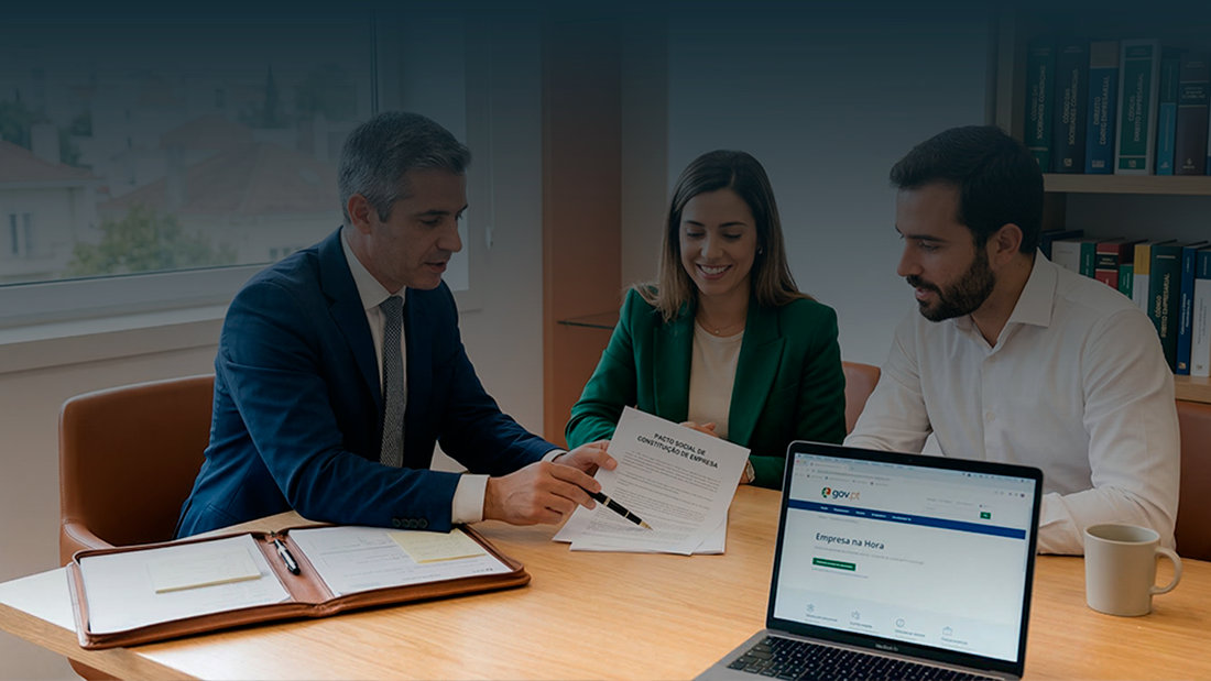 Fotografia de um advogado de fato explicando os documentos de constituição de empresa (Pacto Social) a dois empreendedores num escritório moderno com luz natural.