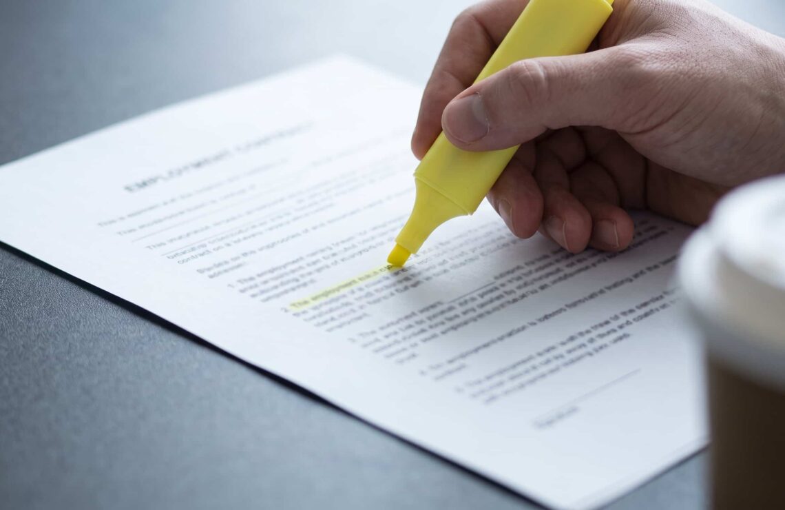 Cláusula de funções de um contrato de trabalho assinalada a marcador antes da assinatura