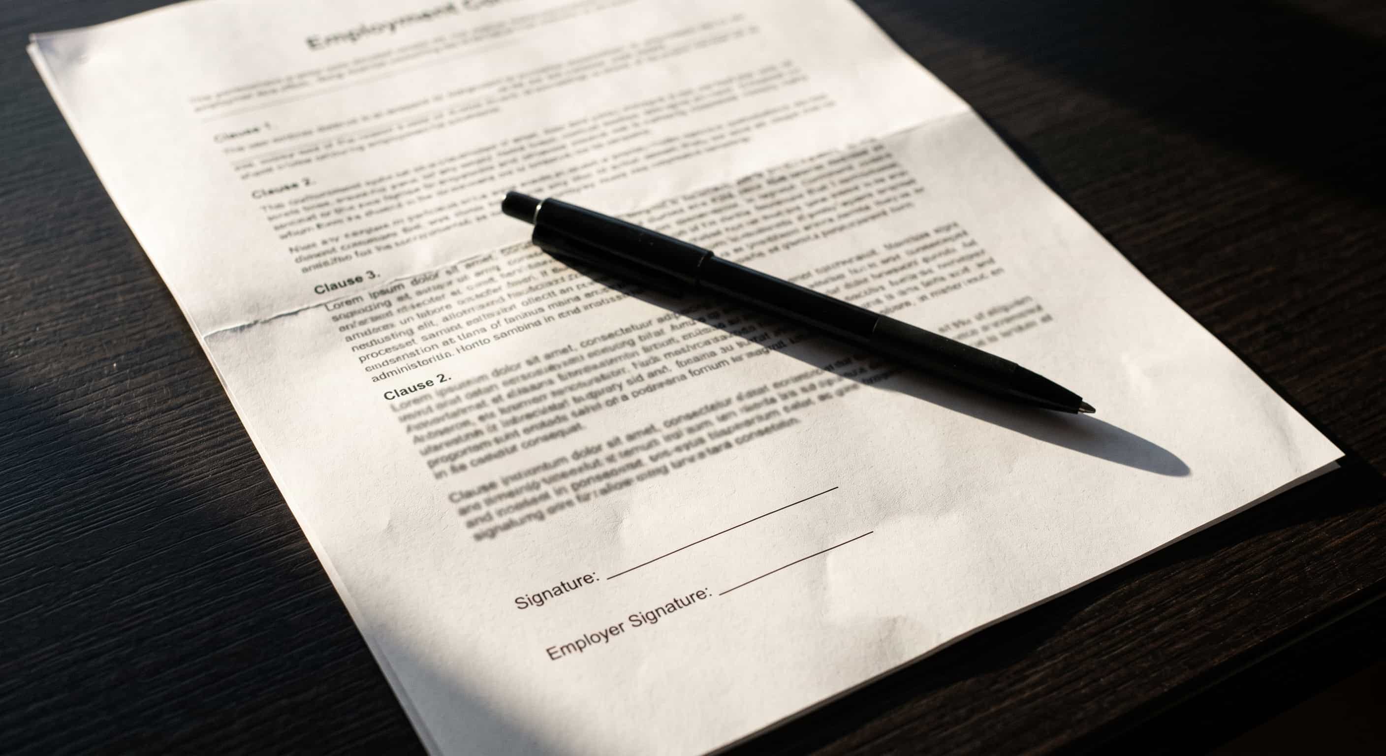 Última página de um contrato de trabalho com as cláusulas e as linhas de assinatura por preencher