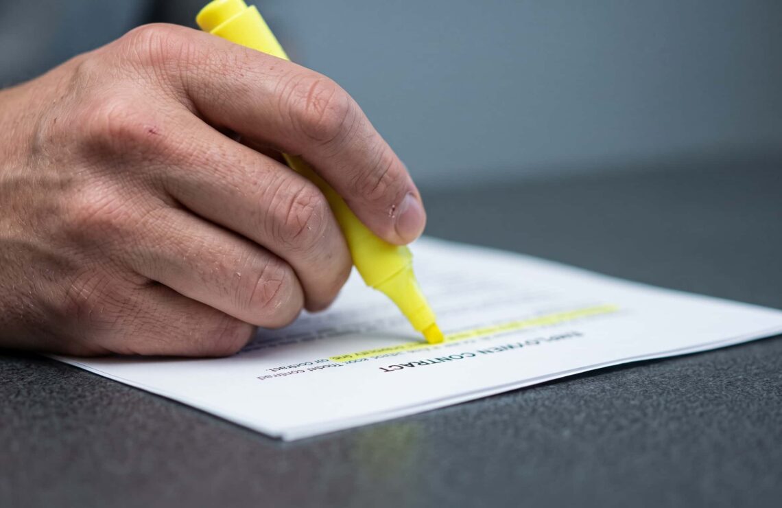 Cláusula do motivo justificativo assinalada com marcador num contrato de trabalho a termo