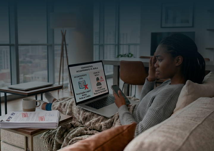 Mulher preocupada no sofá a usar portátil para comparar as diferenças entre incumprimento civil e crime de burla, com documentos da PSP ao lado.