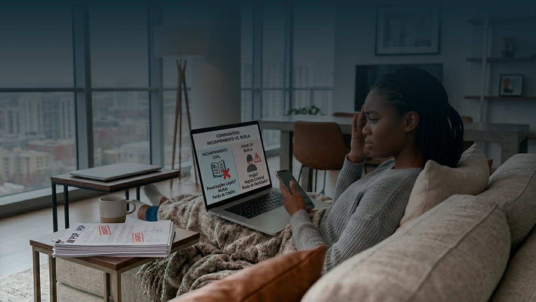 Mulher preocupada no sofá a usar portátil para comparar as diferenças entre incumprimento civil e crime de burla, com documentos da PSP ao lado.
