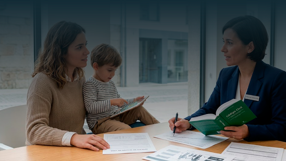 Mãe jovem com filho pequeno em reunião com consultora de seguros para analisar coberturas de seguro de vida.