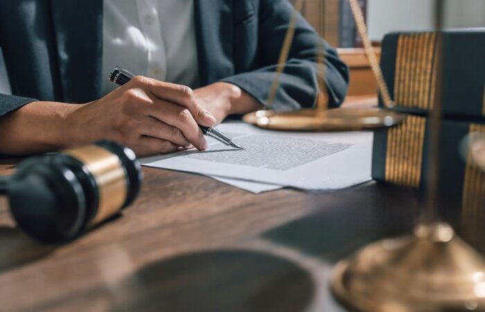 Testador a redigir testamento sucessório em Portugal