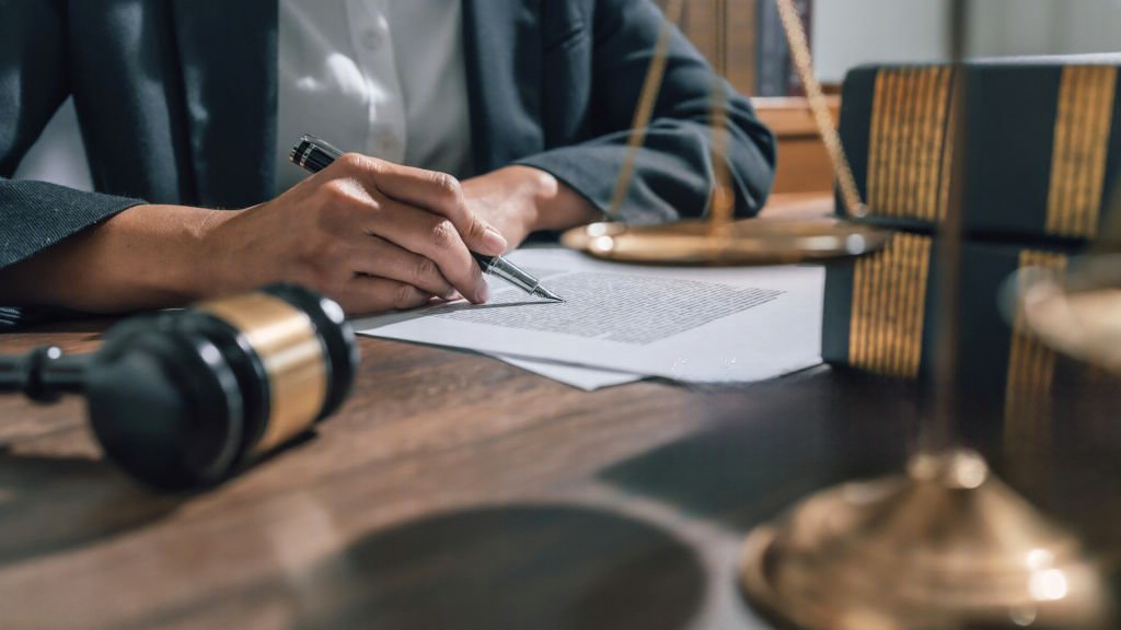Testador a redigir testamento sucessório em Portugal