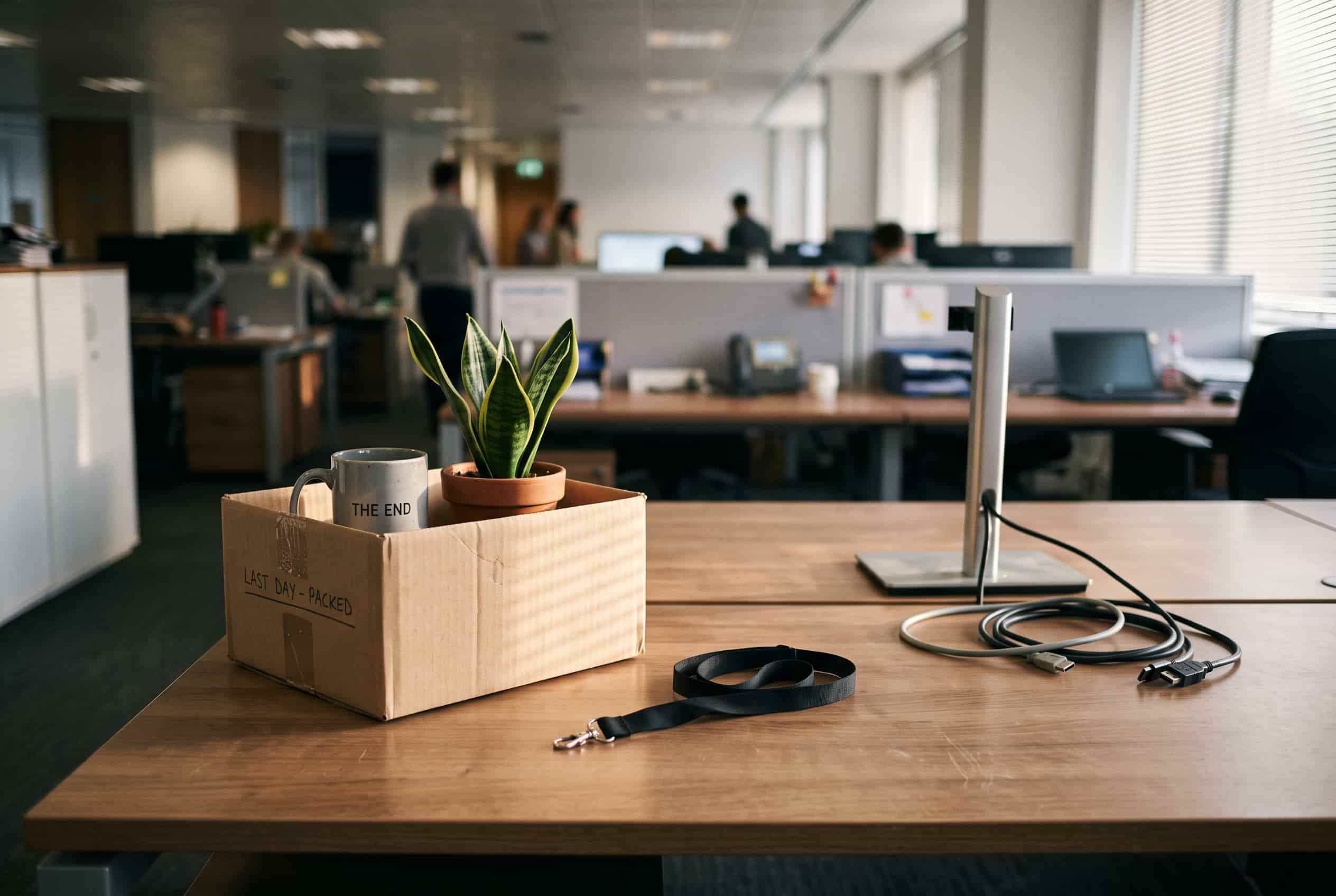 Secretária esvaziada no último dia de trabalho na empresa
