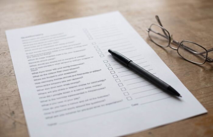 Questionário de saúde por preencher em cima de uma mesa