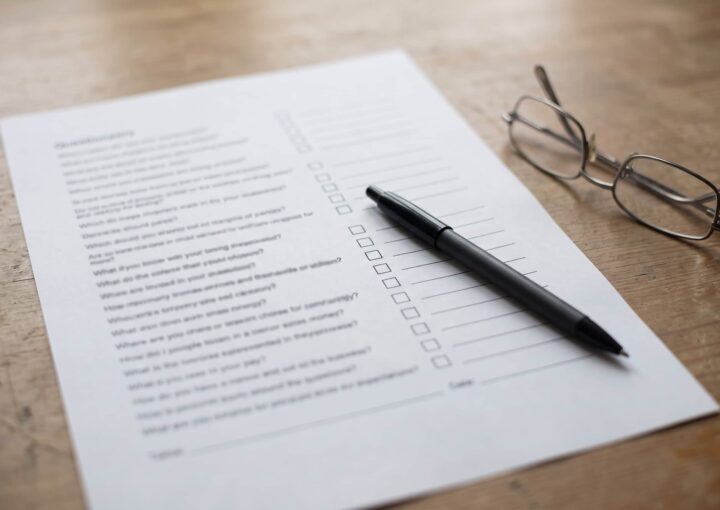 Questionário de saúde por preencher em cima de uma mesa